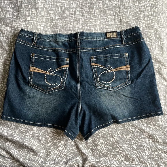 Earl Jean plus size jean shorts in medium dark denim with stretch + full pockets - Picture 3 of 12